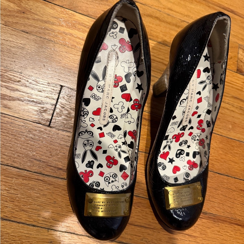 Marc by Marc Jacobs Black Patent Leather Pumps with Gold Plaque